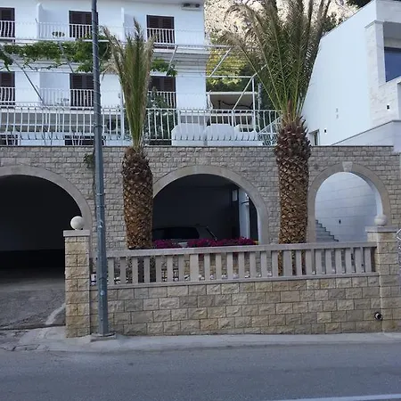 Apartman Mikulic * Baska Voda